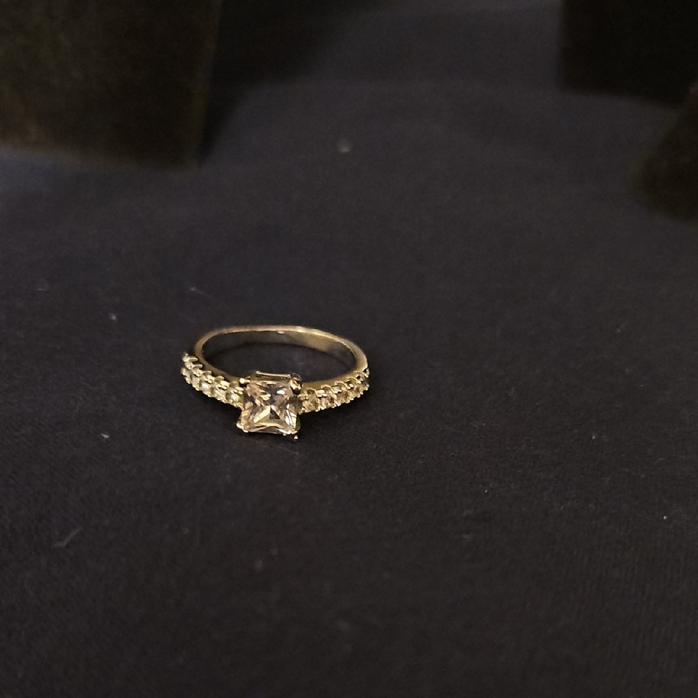 Elegant 9.25 Ring with Princess Cut Stone